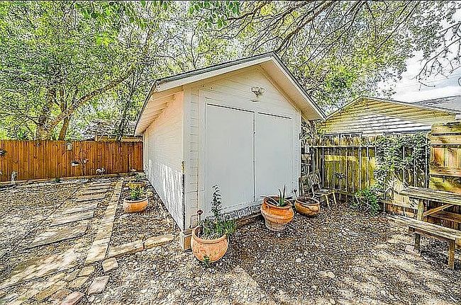 Image of 404 E Jones St