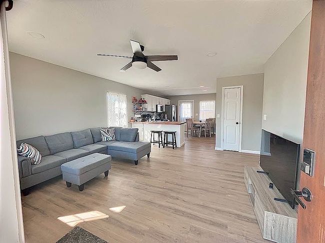 Image of 102 S Lois Ln