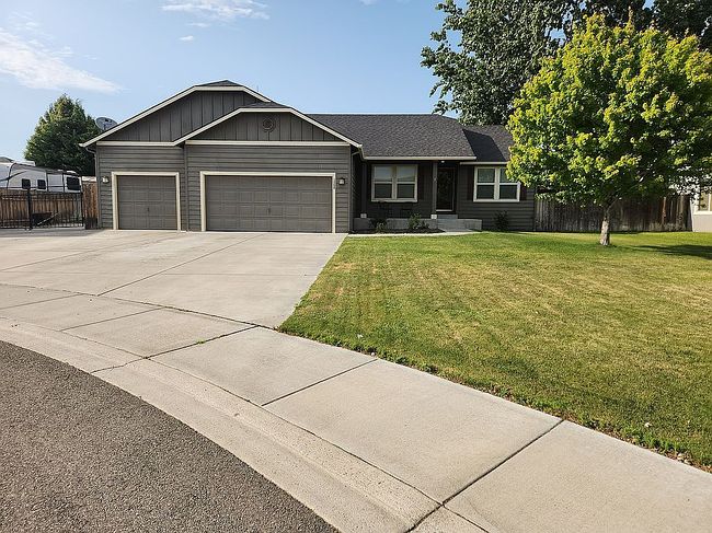 Photo of 1860 Crab Apple Cir, West Richland, WA
