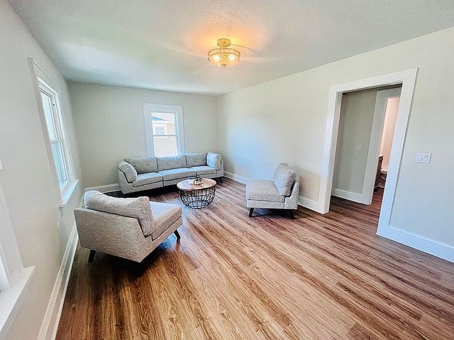 Photo of 910 30th St, Des Moines, IA
