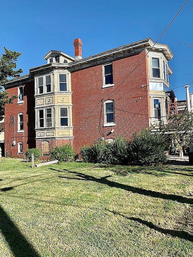 Image of 223 W Oak Ave