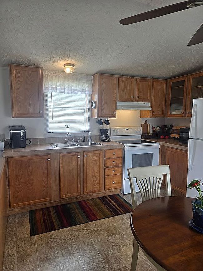 Photo of 202 Port Ln Se, New Philadelphia, OH