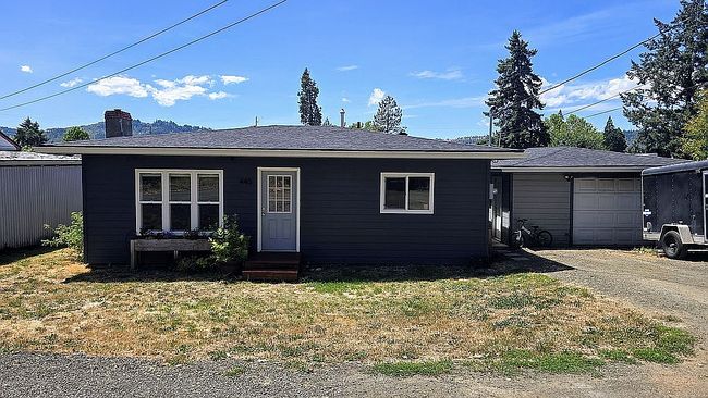 Photo of 440 W Cochrane Ct, Roseburg, OR