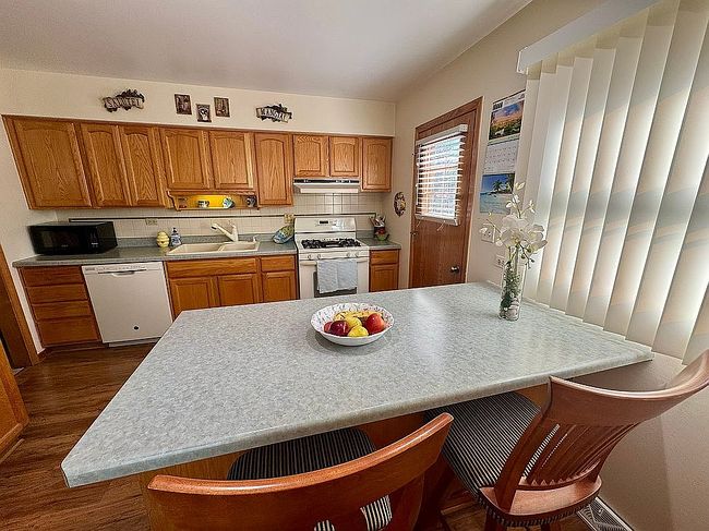 Photo of 851 Glenview Ave, Mundelein, IL