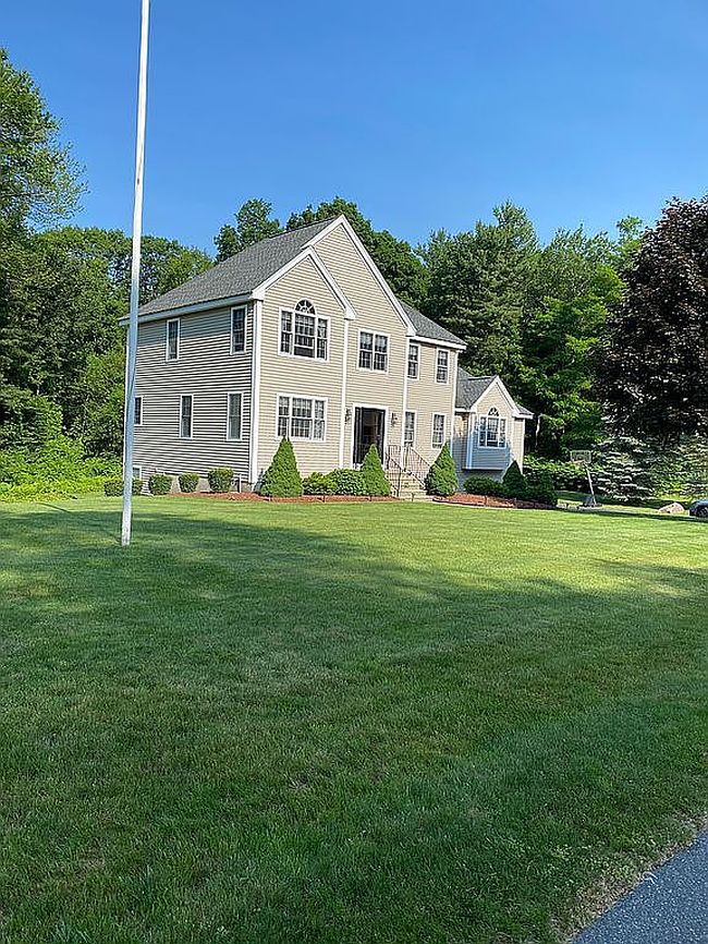 Photo of 5 Wildflower Dr, Sutton, MA