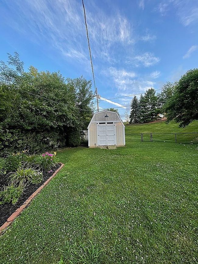 Photo of 1135 Golden Valley Dr, Bettendorf, IA
