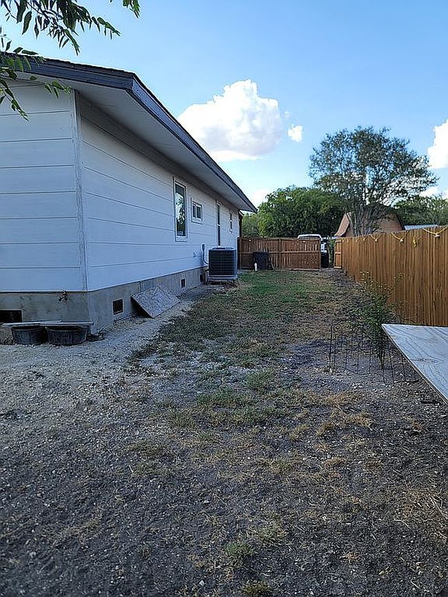Photo of 16066 Brewster St, La Coste, TX