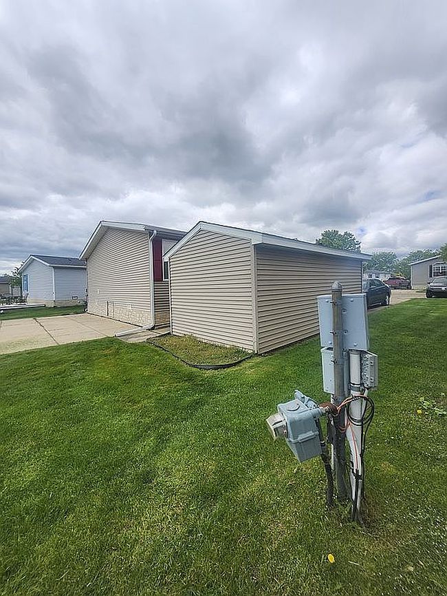 Photo of 4472 Wynnwood Dr, Howell, MI