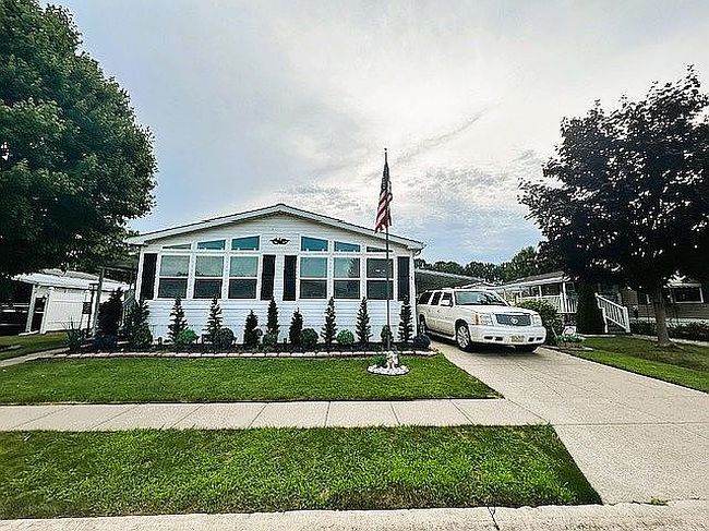Photo of 8 Emerald Ln, Olmsted Falls, OH