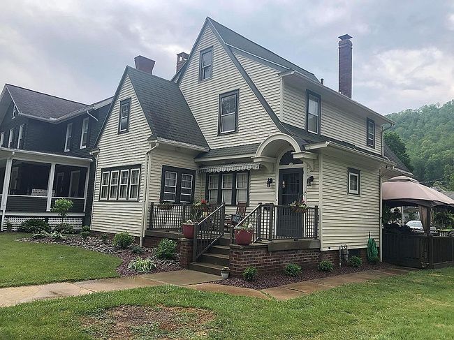 Image of 114 W 4th St