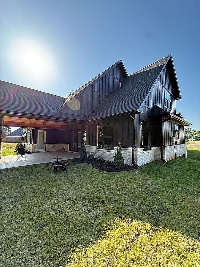 Photo of 131 Bronco Dr, Texarkana, TX
