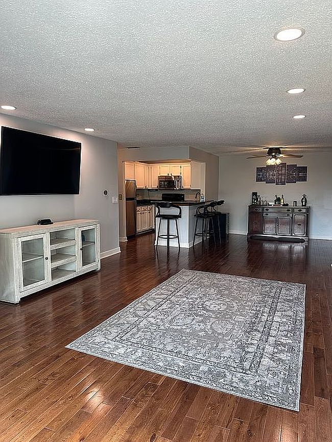 Additional photo 3 of property located at 7707 W Irving Park Rd Apt 409