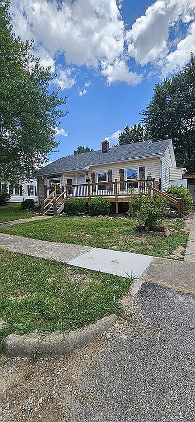 Photo of 106 Jefferson Dr, Bowling Green, MO