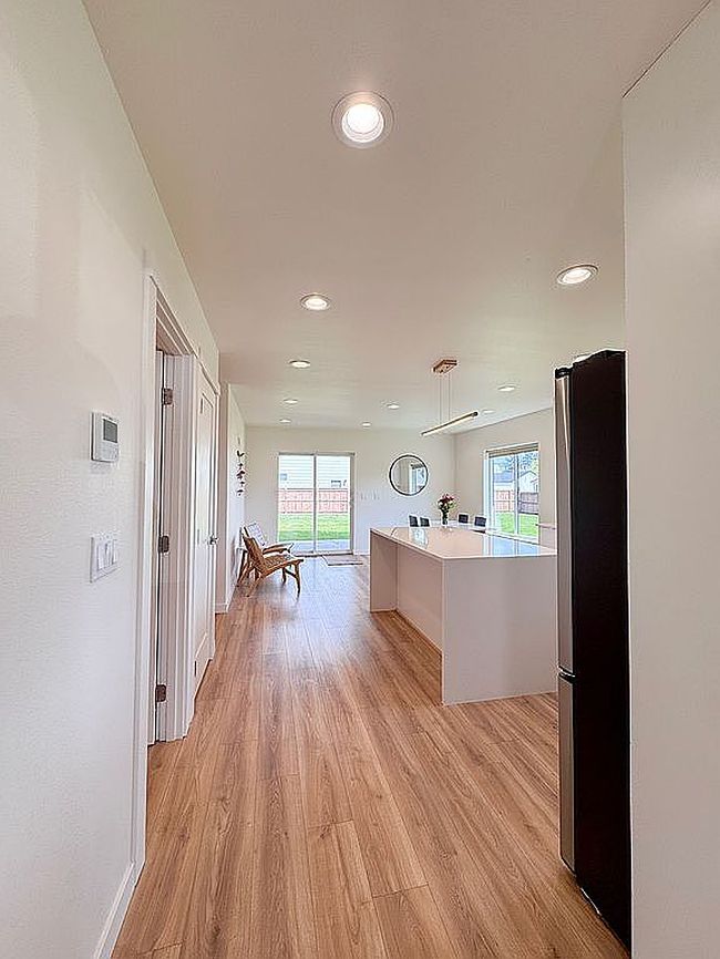 Additional photo 2 of property located at 200 W Oak St