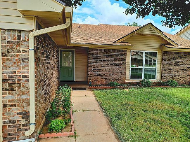 Photo of 724 Westridge Ct, Yukon, OK