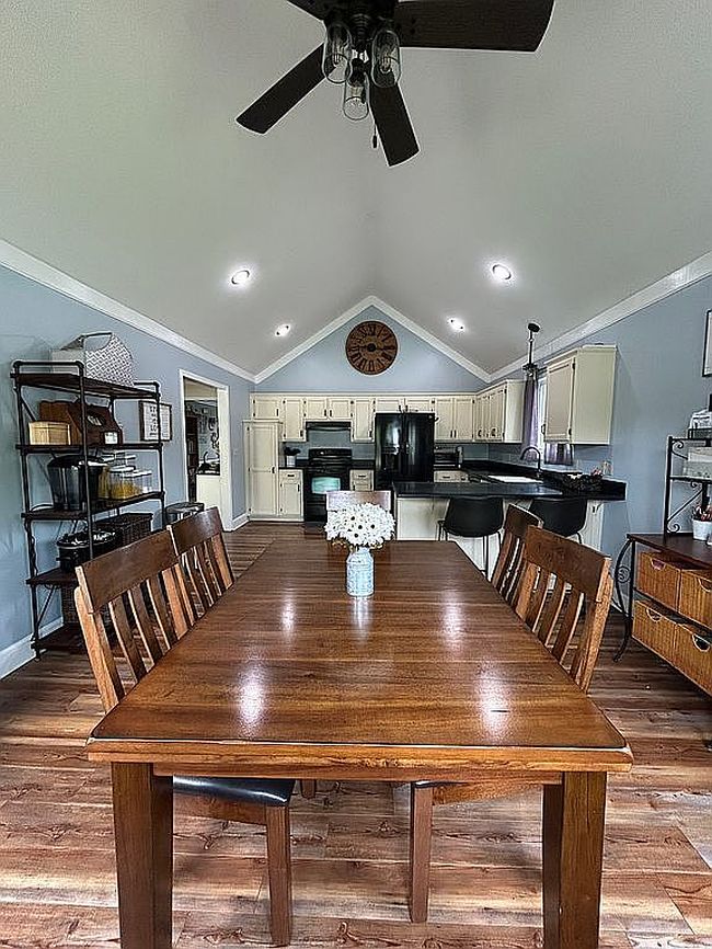 Image of 1600 Essex Dr