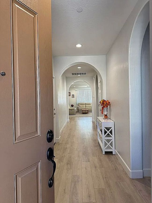 Additional photo 2 of property located at 1405 W Tyler Ct