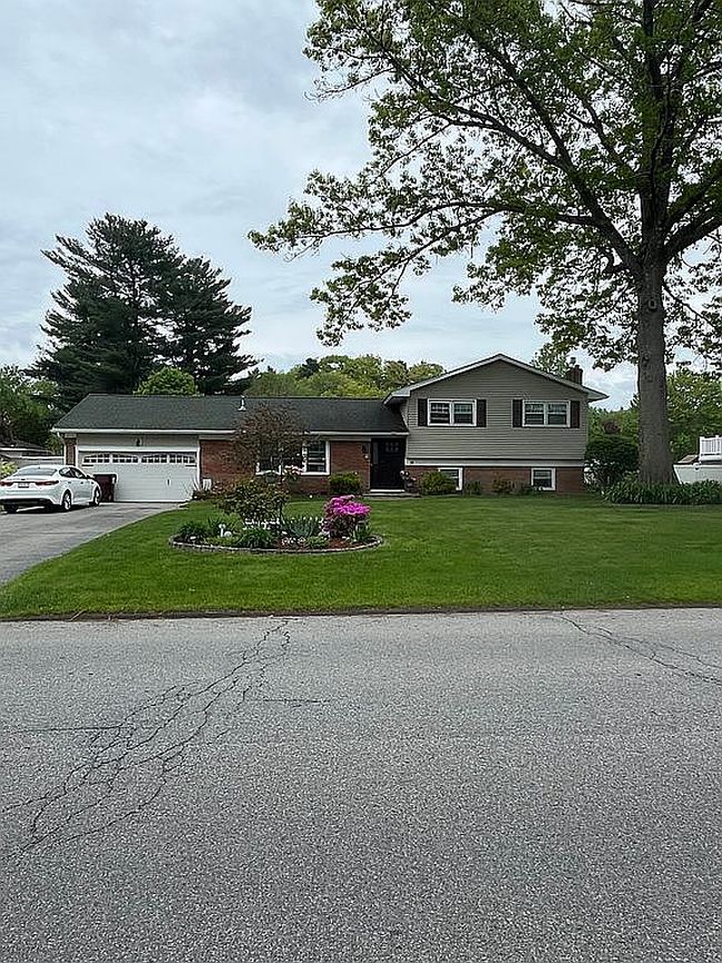 Photo of 14 Northcrest Dr, Clifton Park, NY