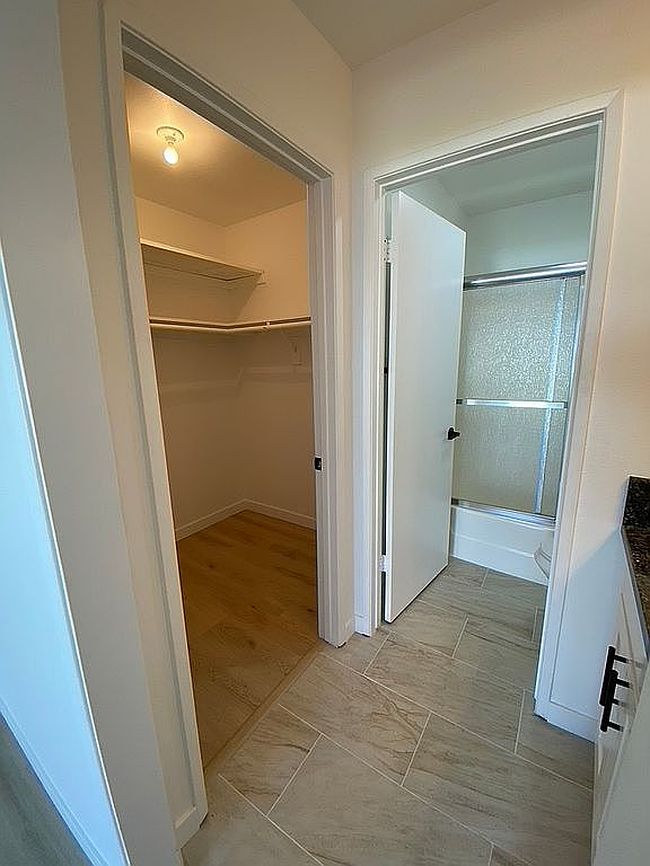 Photo of 27709 Lakehurst Ave, Santa Clarita, CA