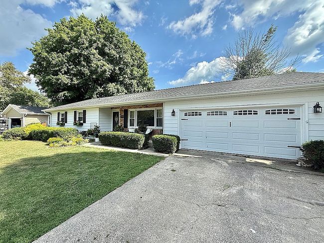Photo of 209 Holiday Dr, Tuscola, IL
