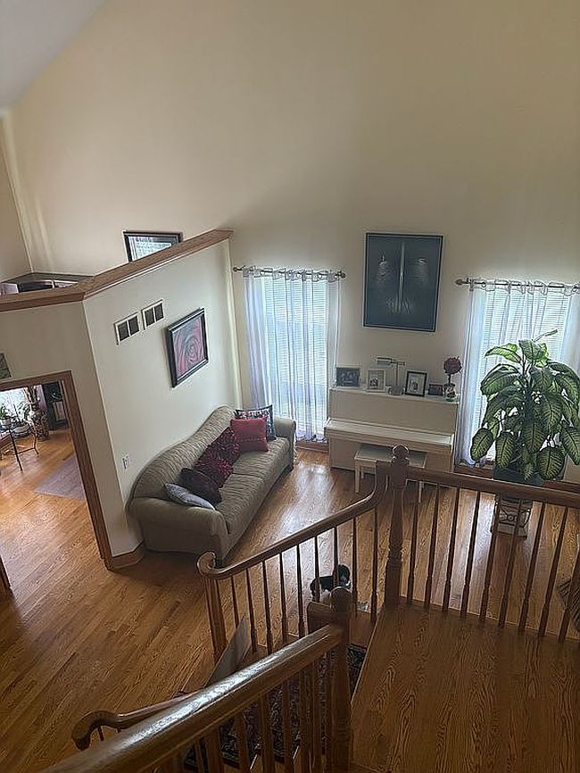 Photo of 2578 Crestview Dr, Aurora, IL