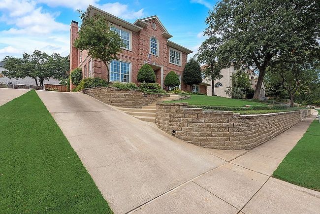 Photo of 801 Bent Tree Dr, Euless, TX