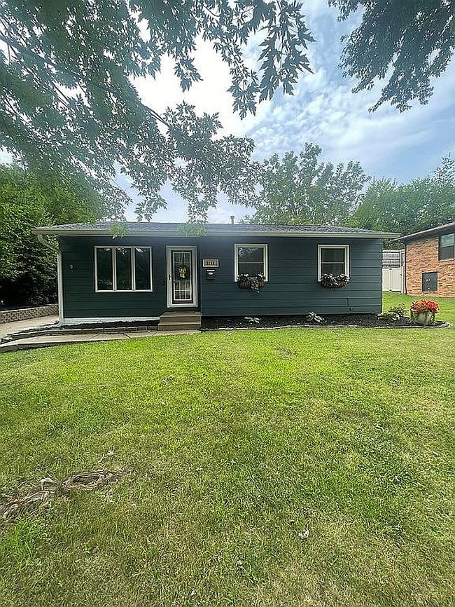 Photo of 1135 Golden Valley Dr, Bettendorf, IA
