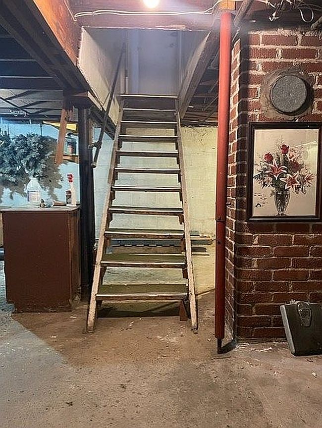 Image of 3212 Elmwood Ave