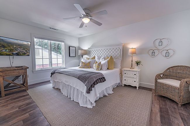 Additional photo 2 of property located at 118 Oak Crescent Cir