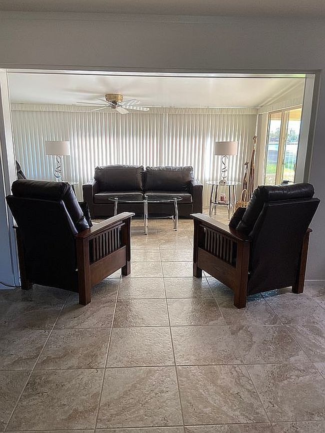 Additional photo 3 of property located at 10023 W Lakeview Cir S