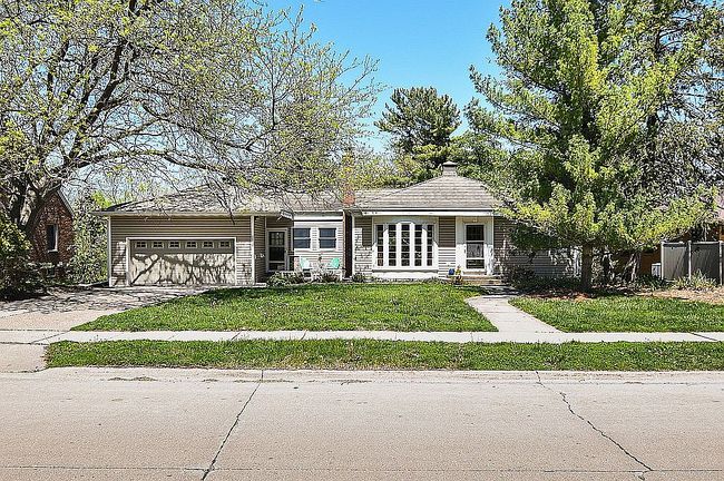 Photo of 1276 S Grandview Ave, Dubuque, IA
