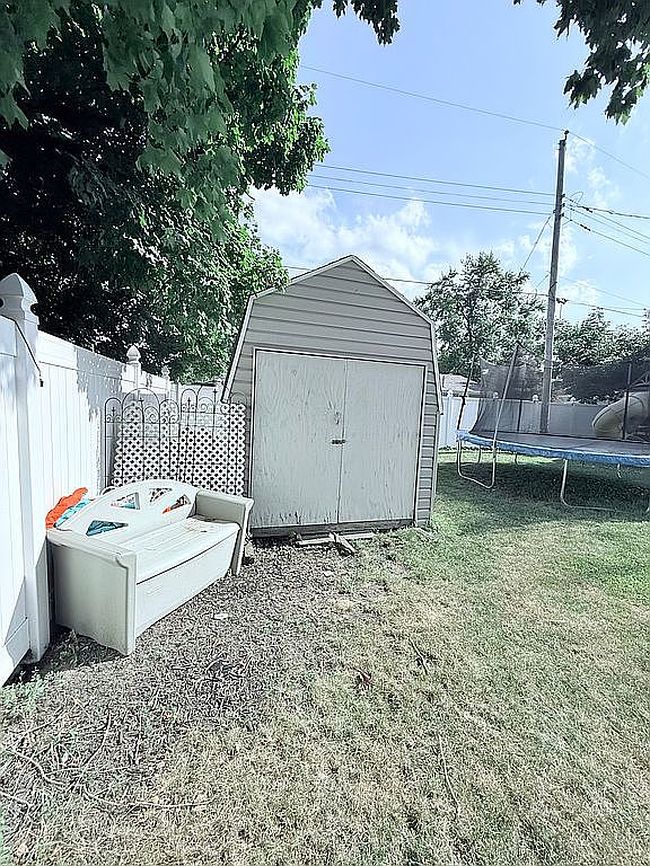 Photo of 209 Holiday Dr, Tuscola, IL