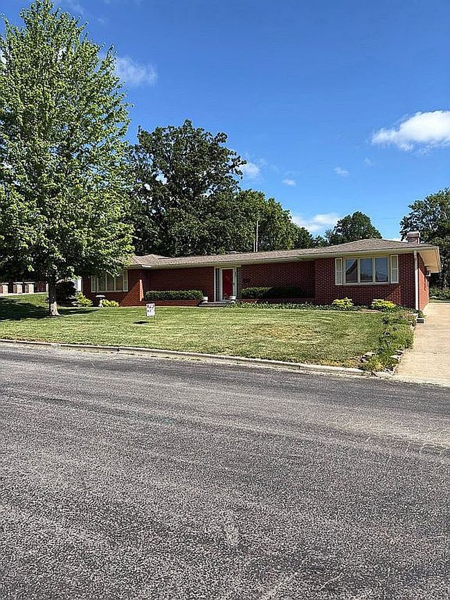 Photo of 20 Terry Dr, Jacksonville, IL