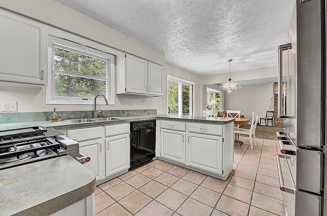 Photo of 34790 Timberview Dr, Avon, OH