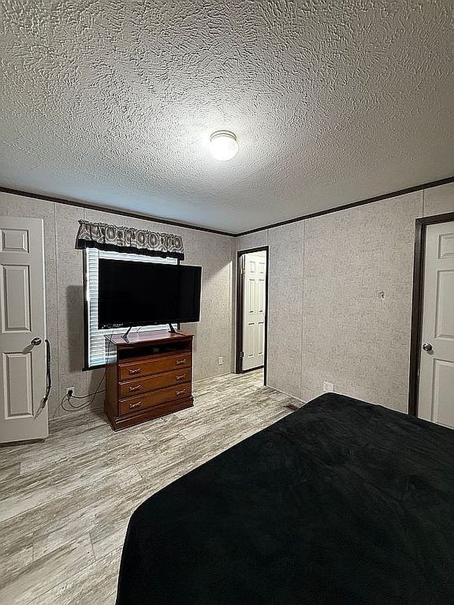 Photo of 1091 E Park Dr, Brookfield, OH