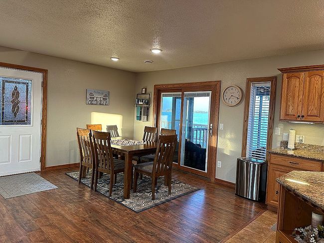 Image of 404 W Lakeview Ln