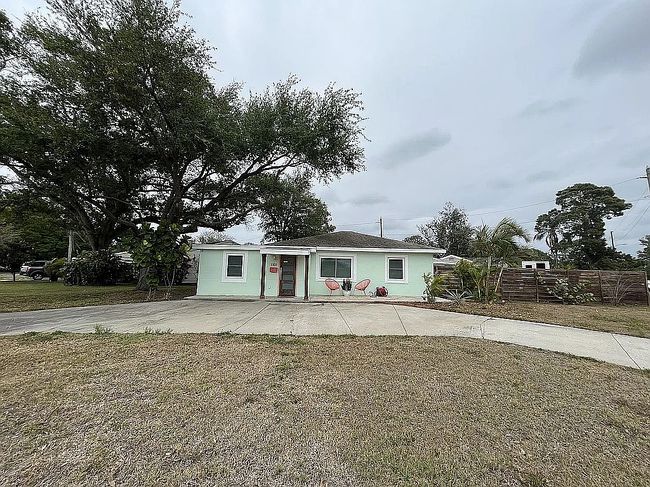 Image of 1101 Essex Dr N