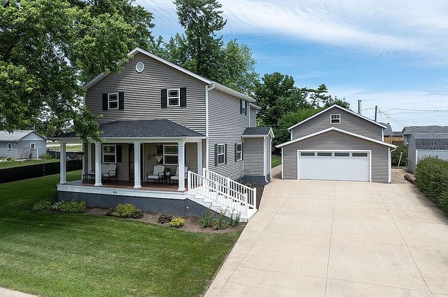 Photo of 404 3rd St E, Newhall, IA