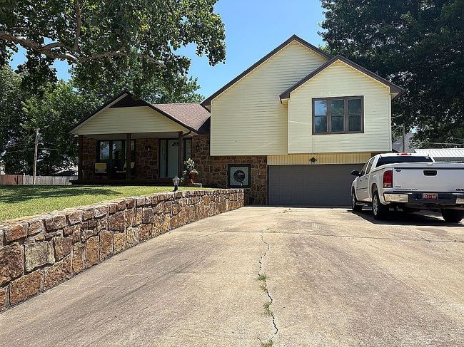 Photo of 406 Mockingbird Ln, Wagoner, OK