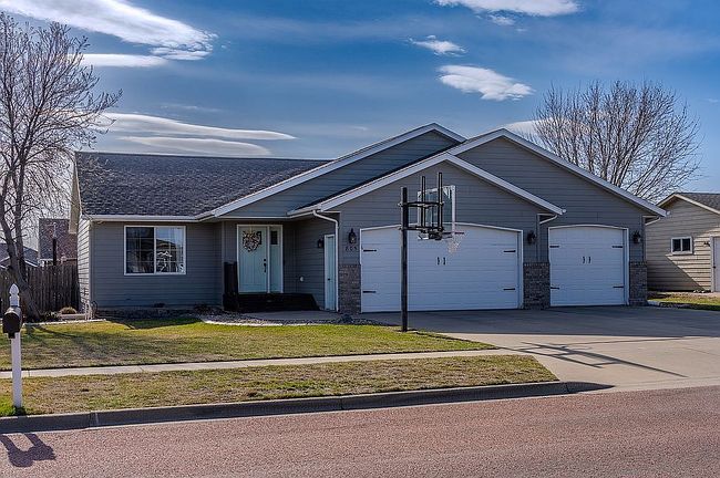 Photo of 805 S 6th Ave, Brandon, SD