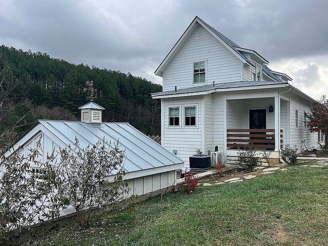 Photo of 1700 Still House Dr, Lexington, VA