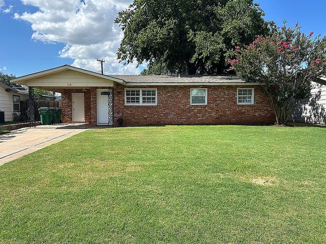 Photo of 113 E Garden Dr, Iowa Park, TX