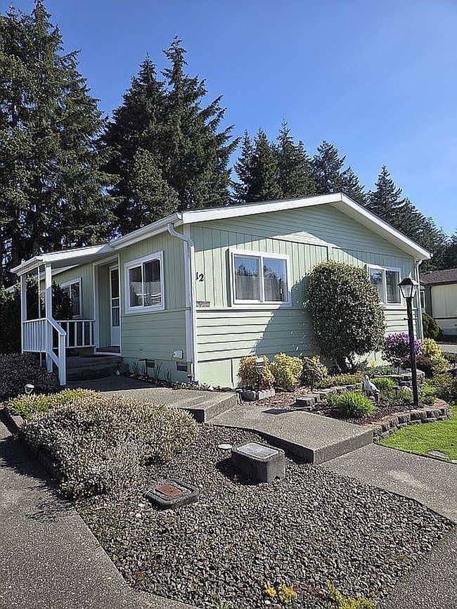 Image of 12 Christmas Tree Ln