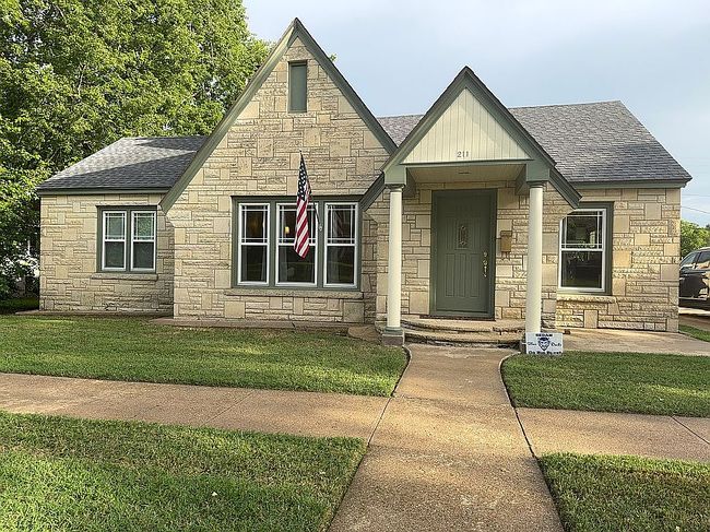 Preview of property located at 211 W Elm St