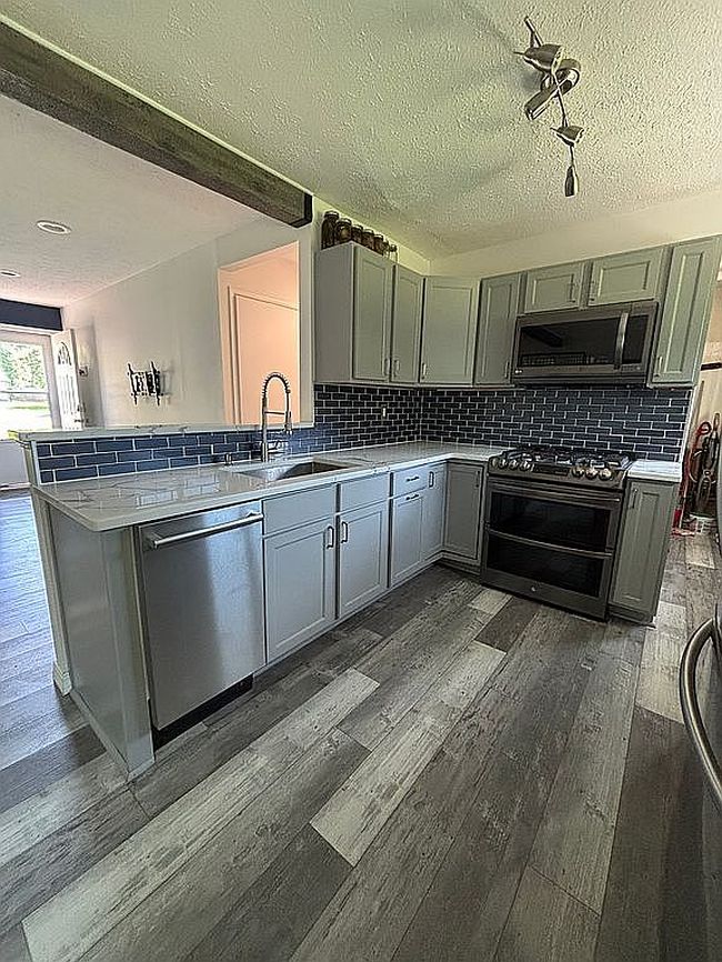 Photo of 784 Robinhood Dr, Aurora, OH