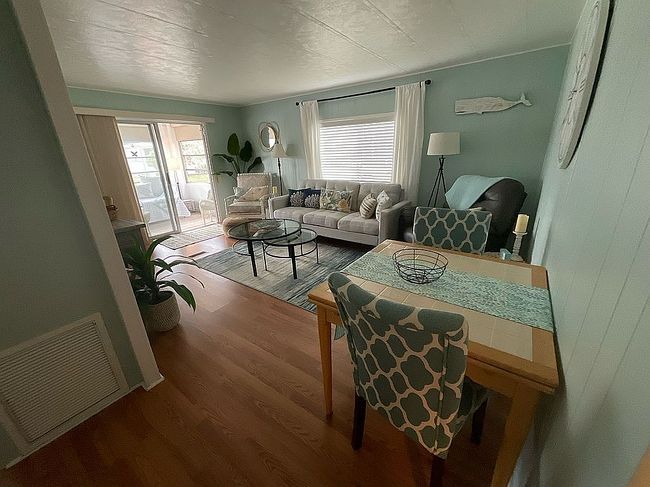 Photo of 405 Sunset Cir N