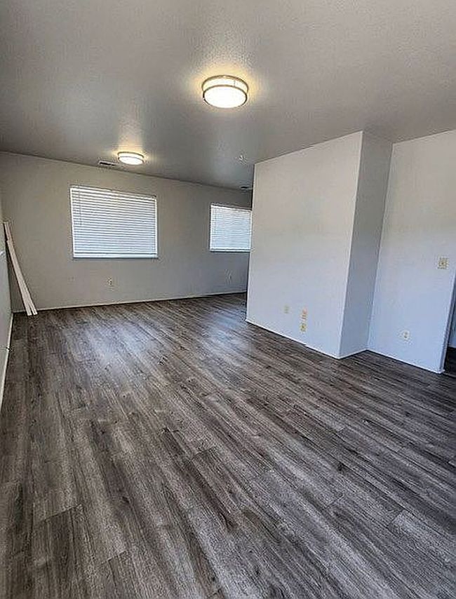 Additional photo 3 of property located at 352 S Calapooia St