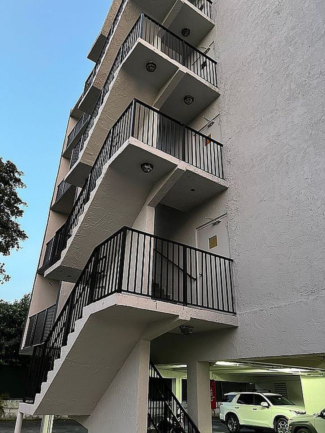 Additional photo 3 of property located at 860 Ne 78th St Apt 303