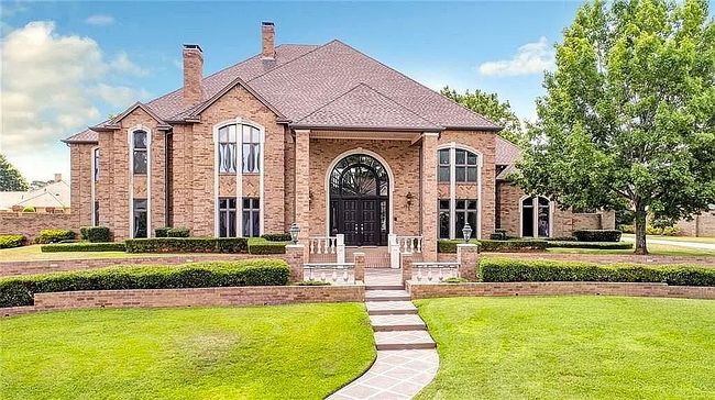 Additional photo 1 of property located at 6704 Hollytree Cir