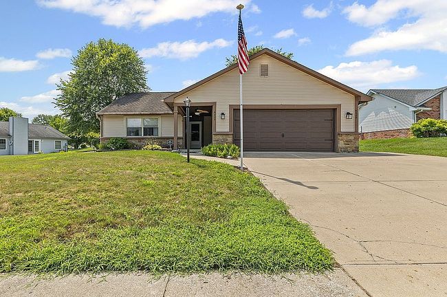 Photo of 6433 Southern Lakes Dr N, Indianapolis, IN